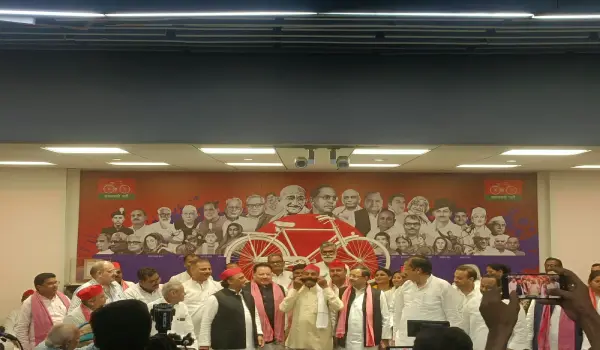 ‘अस्पतालों को भी इलाज की जरूरत’, अखिलेश यादव ने स्वास्थ्य व्यवस्था पर उठाए सवाल
